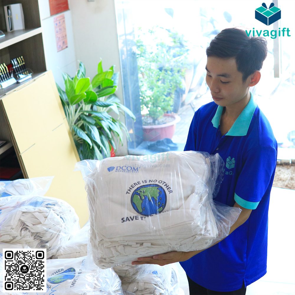 Nhân viên VivaGift đóng gói đơn túi vải canvas in logo tại xưởng